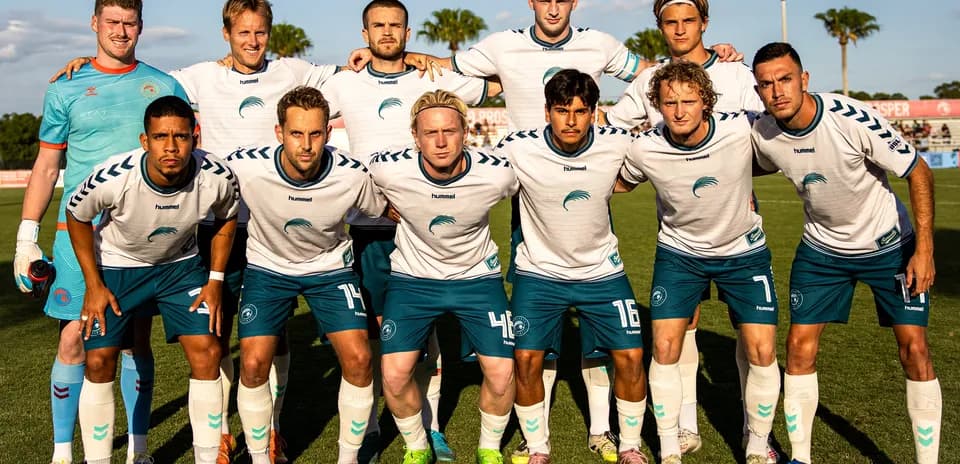 Equipo de Naples posando antes del partido
