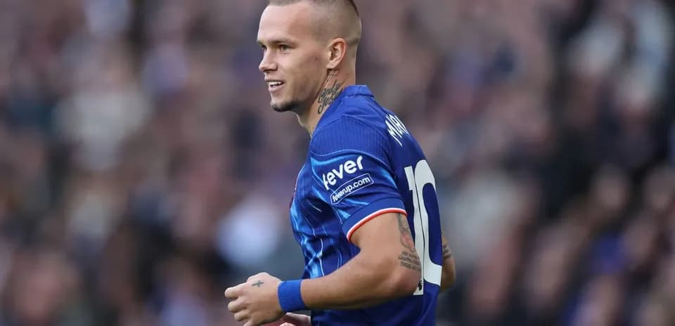 Jugador en acción con camiseta azul durante partido