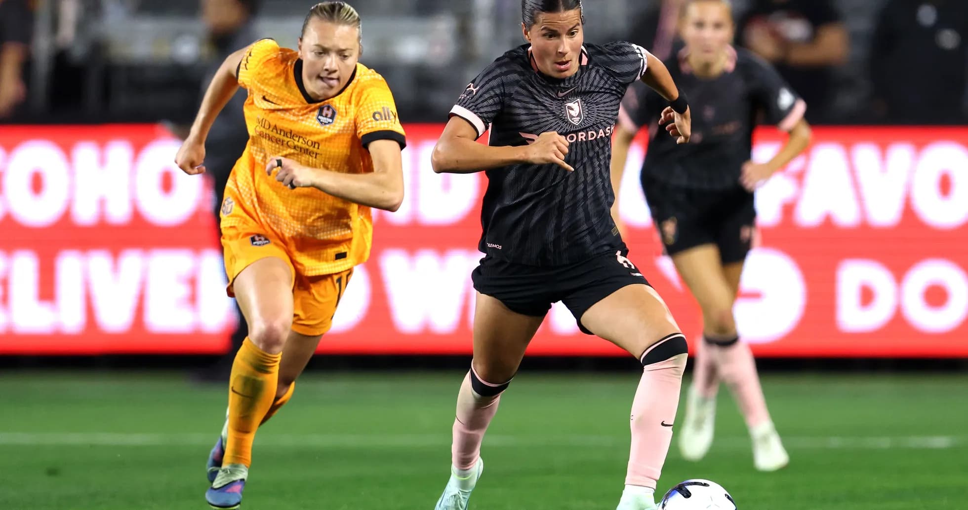 Jugadora de Houston Dash avanzando con el balón