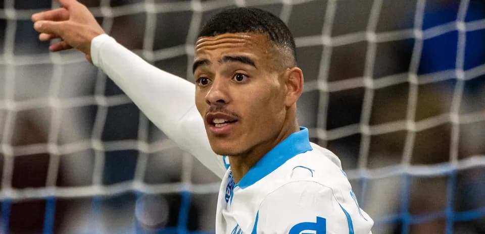 Jugador del Olympique de Marsella señalando durante partido