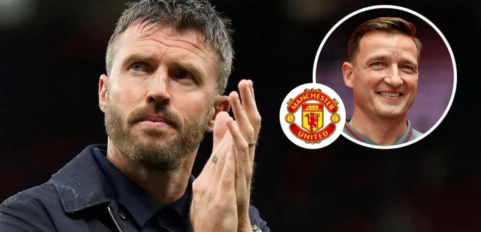 Entrenador aplaudiendo con escudo de Manchester United