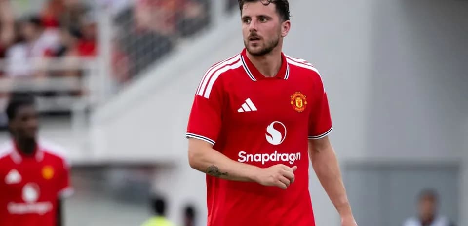 Jugador de Manchester United en camiseta roja en el campo