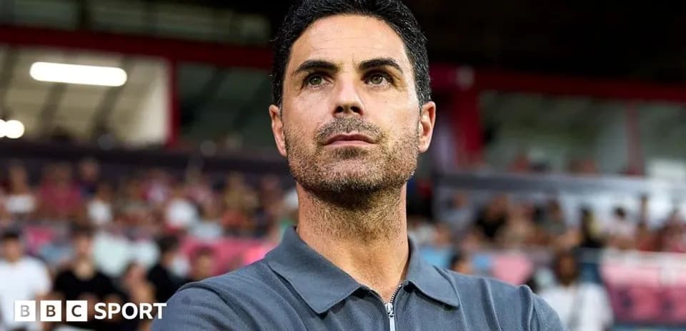 Entrenador observando el partido desde la banda