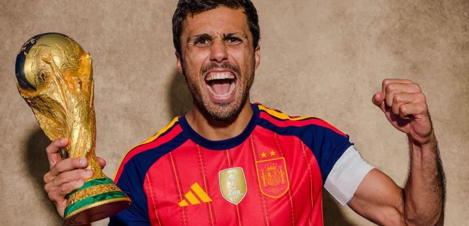 Jugador sosteniendo la Copa del Mundo con entusiasmo