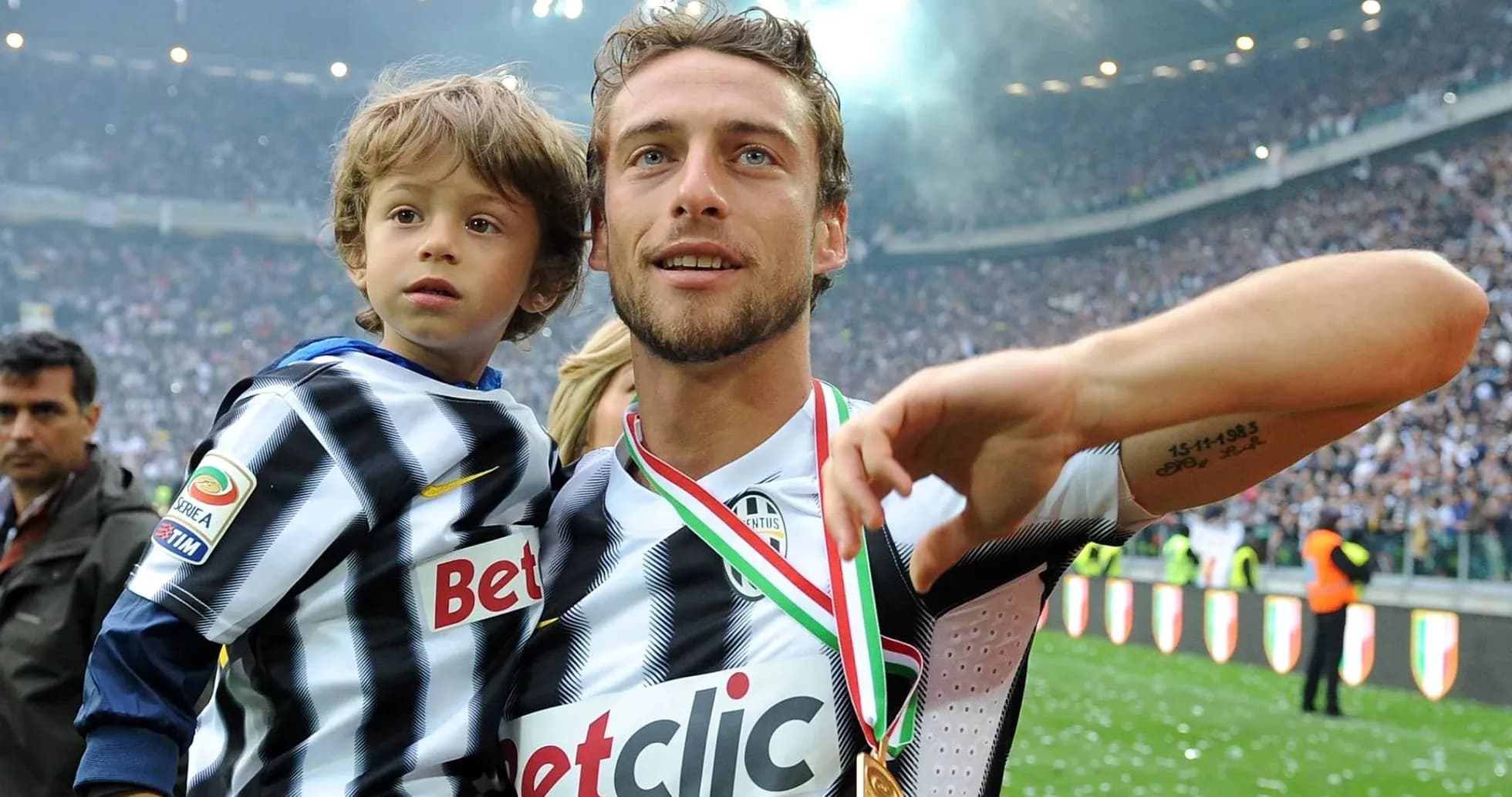 Jugador celebrando con niño tras partido en estadio