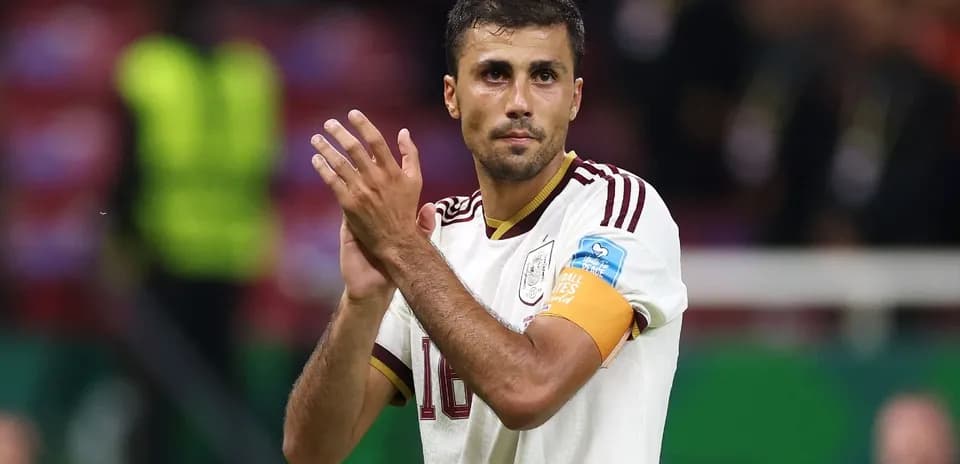 Jugador aplaudiendo después del partido en el estadio