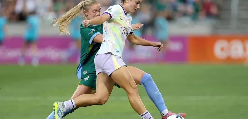 Jugadora de Orlando Pride driblando a rival