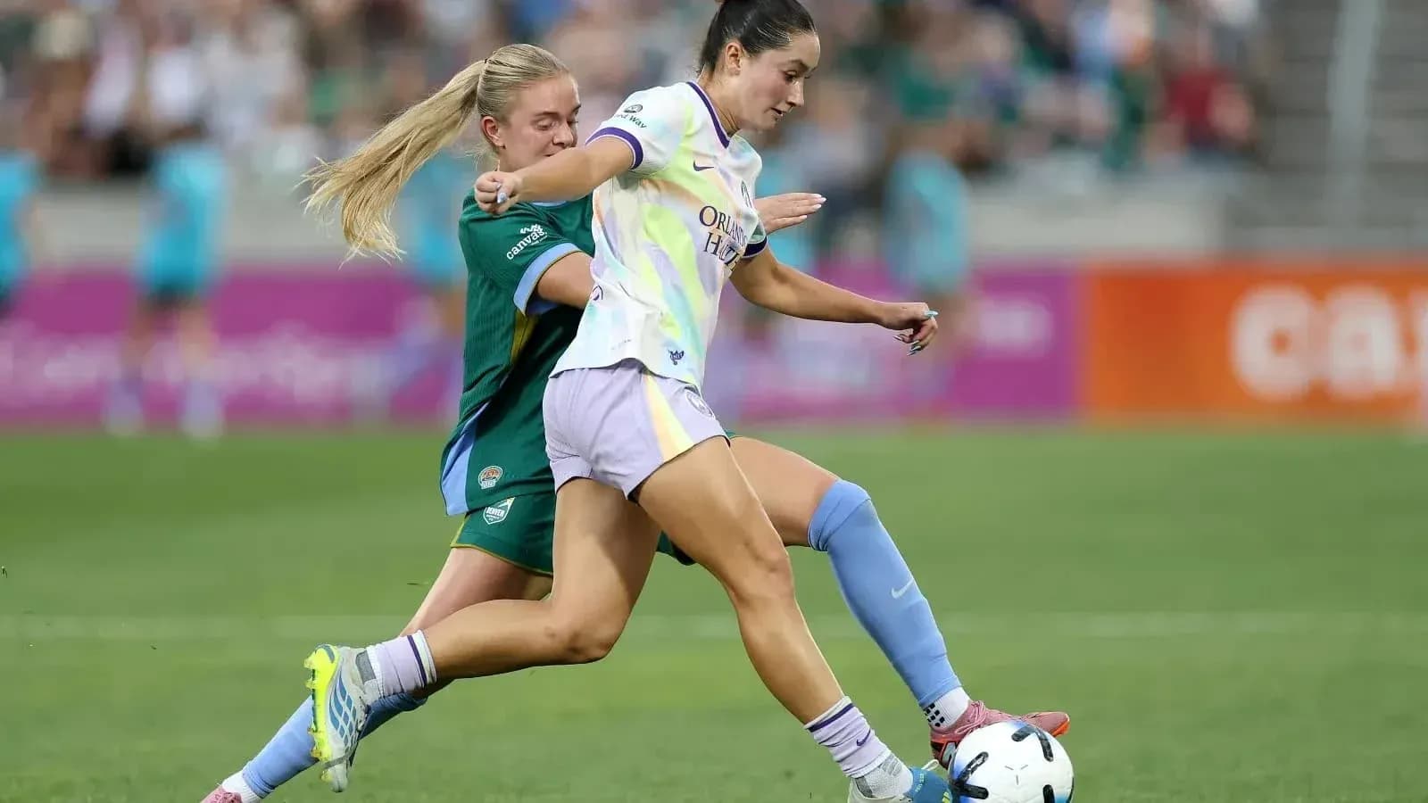 Jugadora de Orlando Pride driblando a rival Jugadora de Orlando Pride driblando a rival