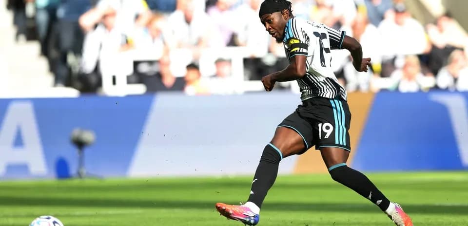 Jugador de Newcastle United pateando un balón en el campo