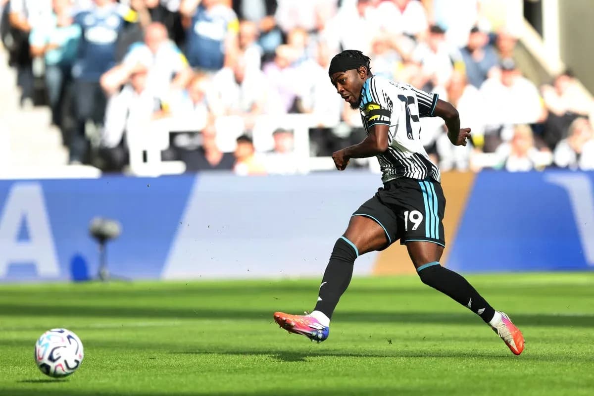 Jugador de Newcastle United pateando un balón en el campo