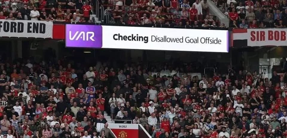 Multitud en estadio con anuncio de VAR sobre gol anulado