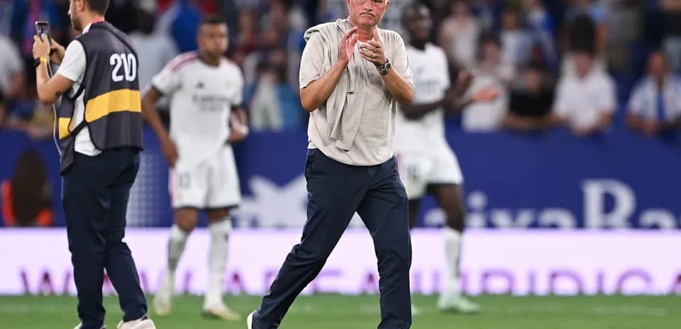 Entrenador aplaudiendo durante el partido en el campo