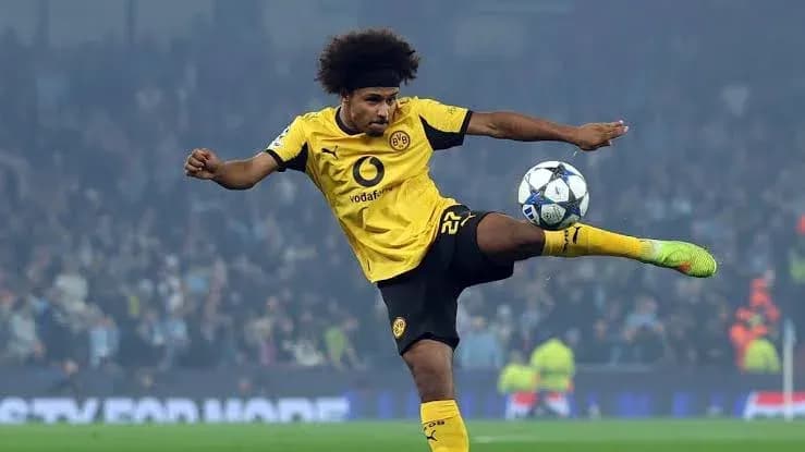Jugador de Borussia Dortmund chutando el balón