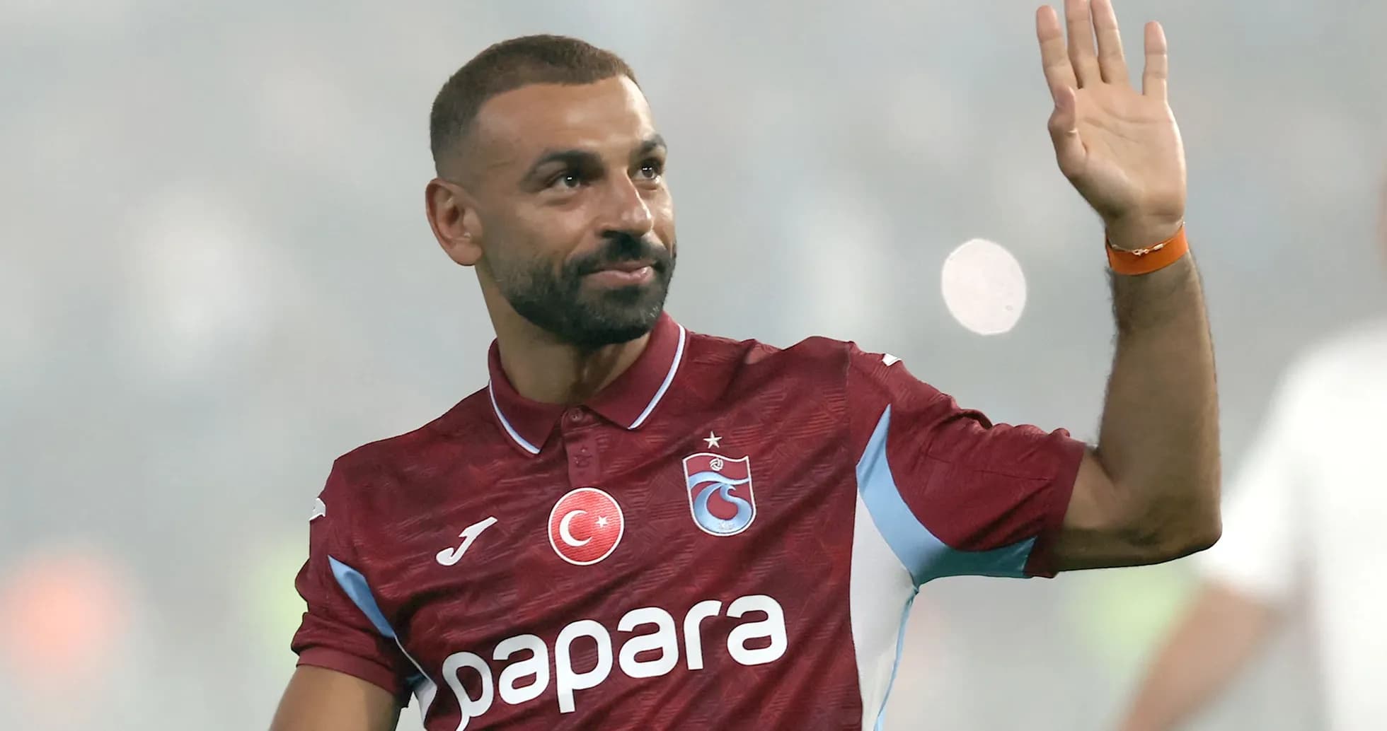 Jugador saludando en el campo durante un partido