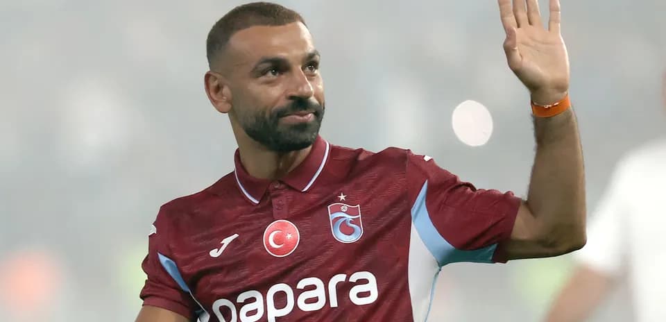 Jugador saludando en el campo durante un partido