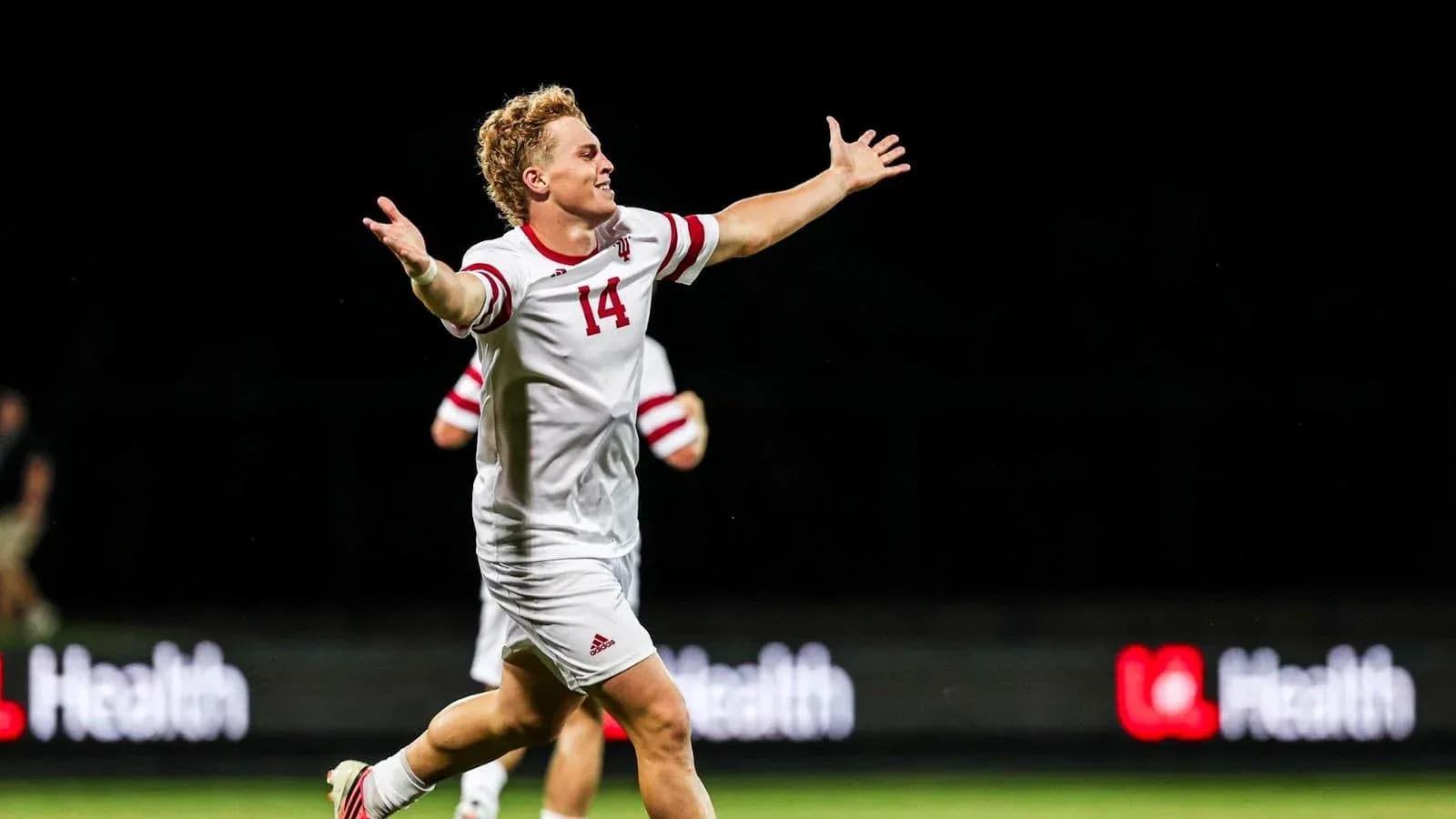 Jugador de fútbol celebrando un gol en el campo