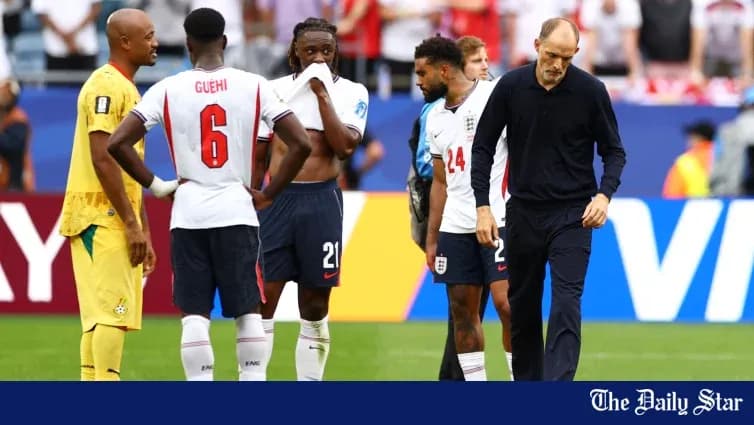 Jugadores de Inglaterra conversando en el campo