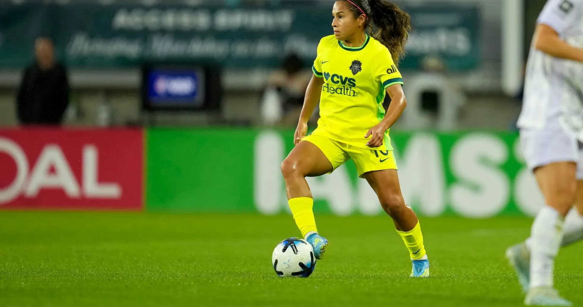 Jugadora del Seattle Reign FC con balón en el campo