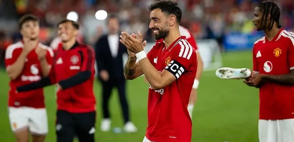 Bruno Fernandes aplaudiendo con compañeros tras el partido