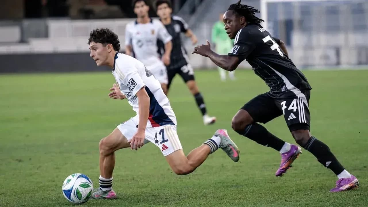 Jugador corriendo con el balón en el campo