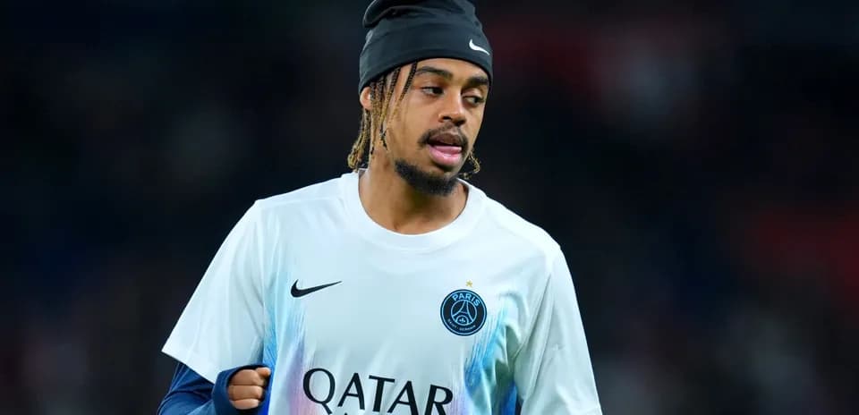 Jugador de PSG calentando antes del partido
