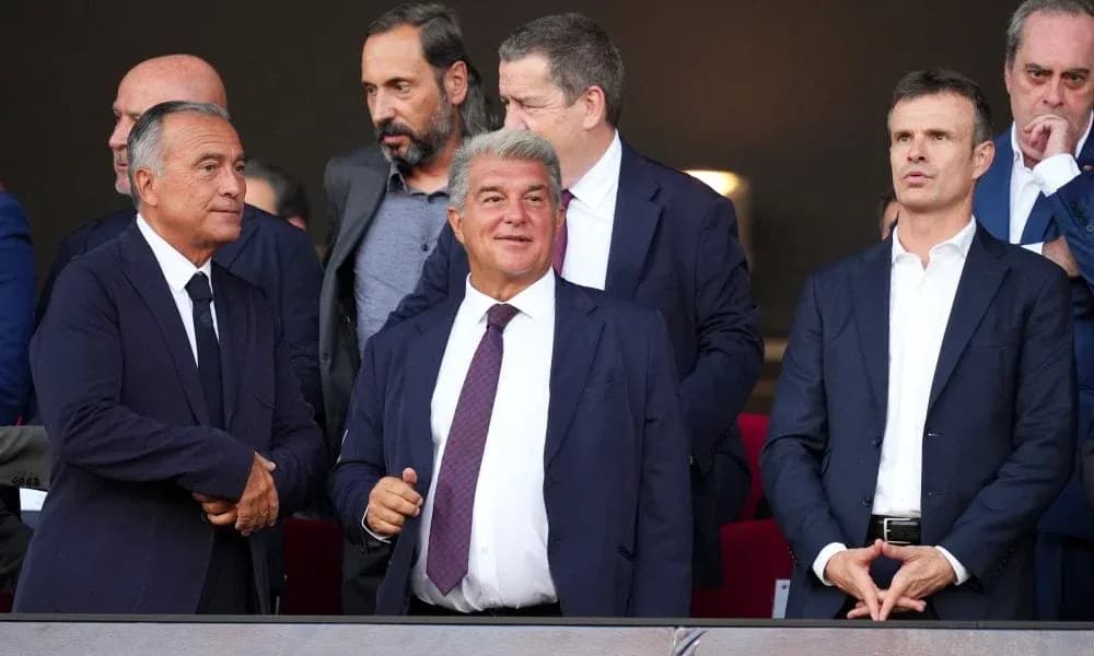 Dirigentes en el palco durante un partido
