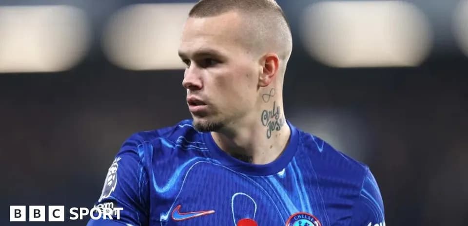 Jugador de Chelsea en uniforme durante partido
