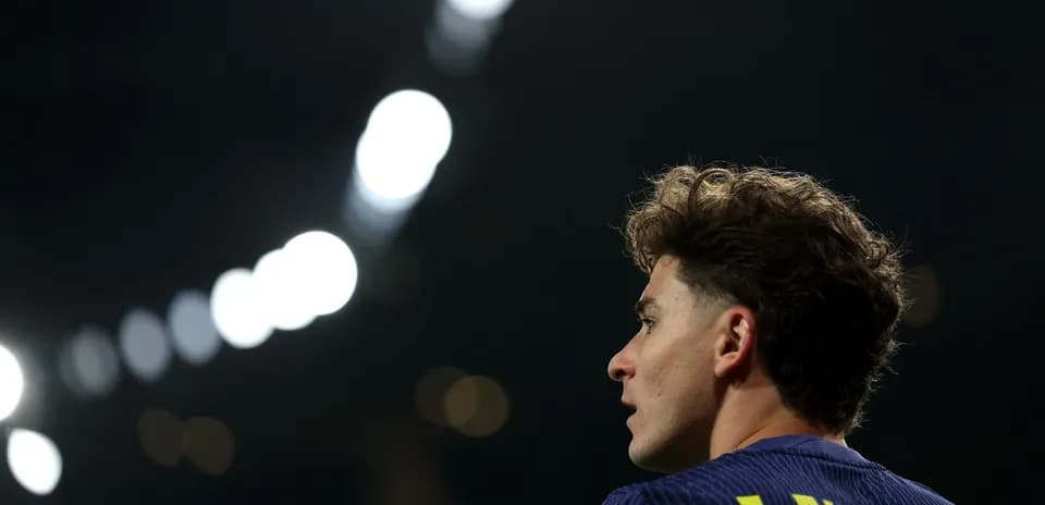 Jugador J. Álvarez en el campo de fútbol