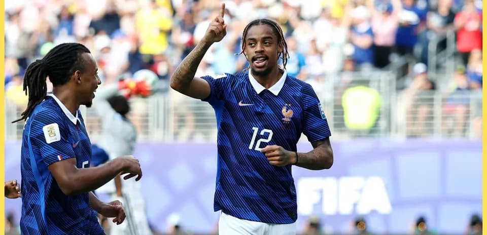 Jugador de Francia celebrando un gol en partido