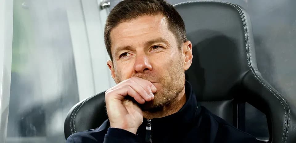 Entrenador sentado en el banquillo durante el partido