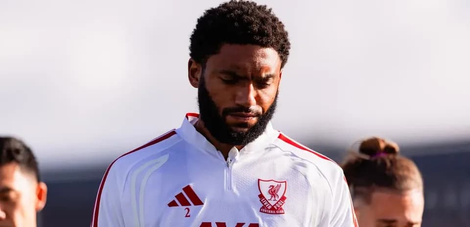 Jugador de Liverpool en calentamiento antes del partido