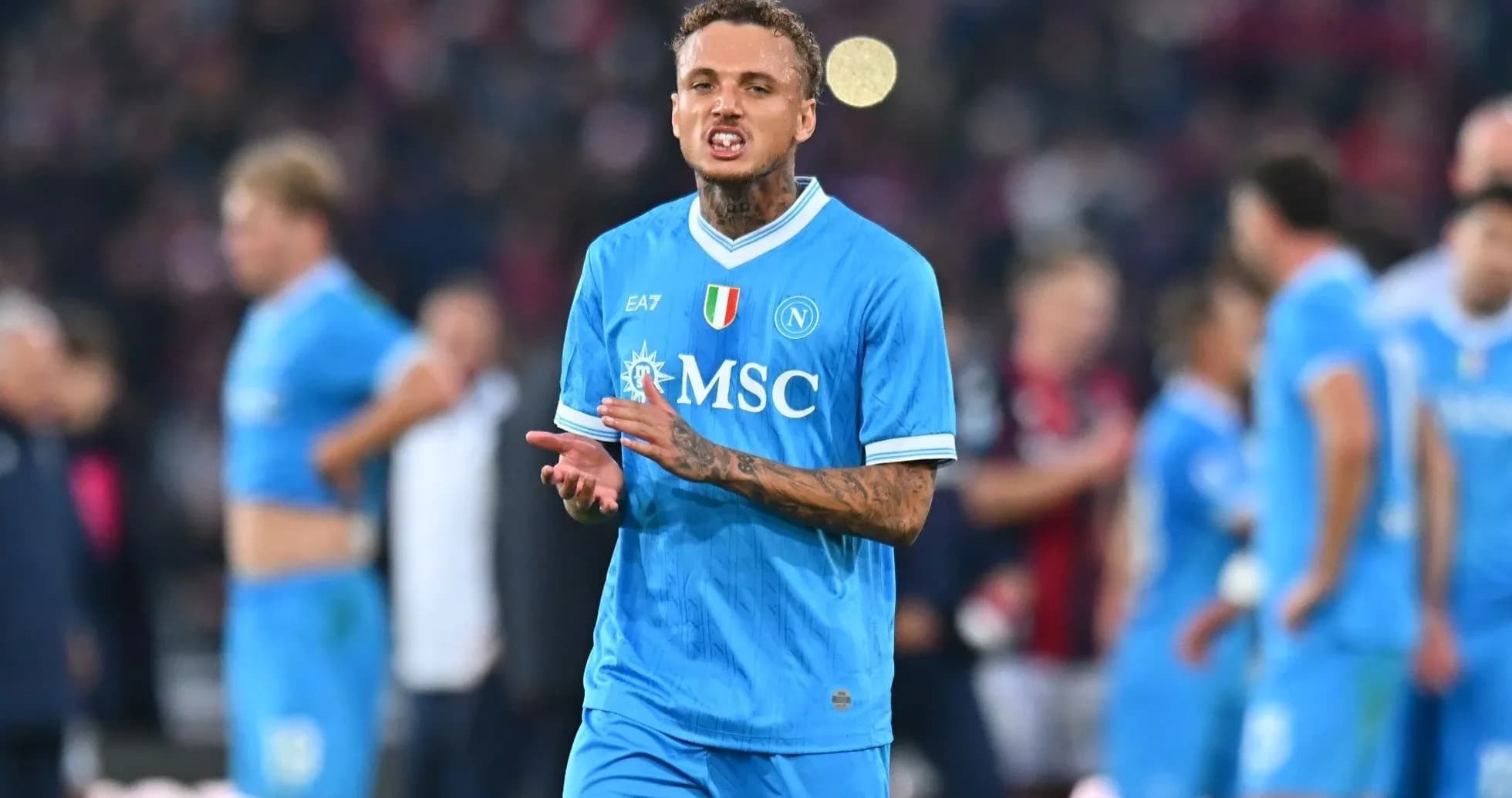 Jugador de Napoli expresando frustración durante el partido