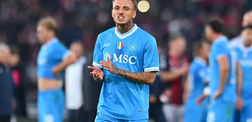 Jugador de Napoli expresando frustración durante el partido