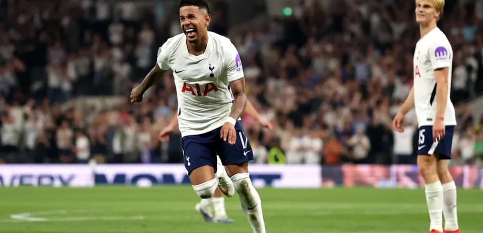 Jugador de Tottenham celebrando un gol en el campo