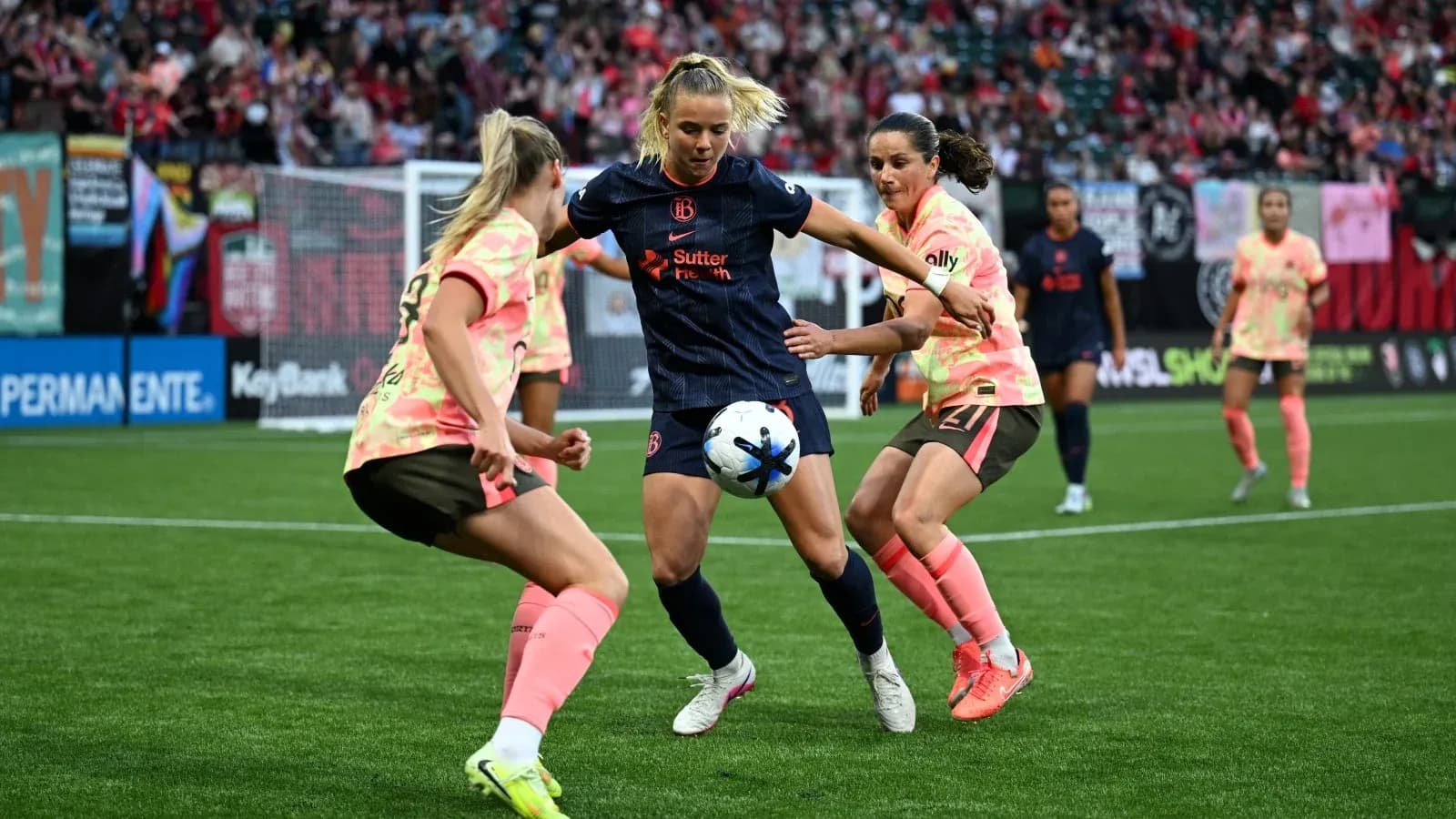 Tres jugadoras compitiendo por el balón en el partido