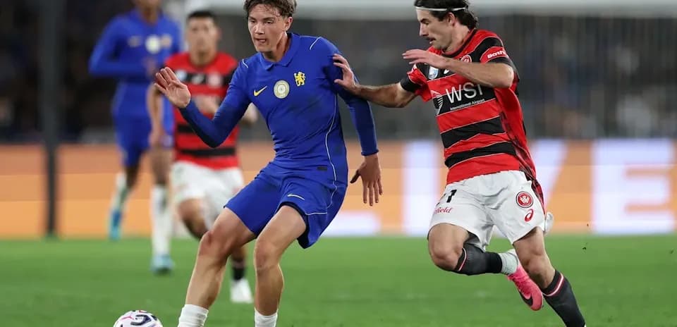 Jugador de Chelsea siendo perseguido por oponente