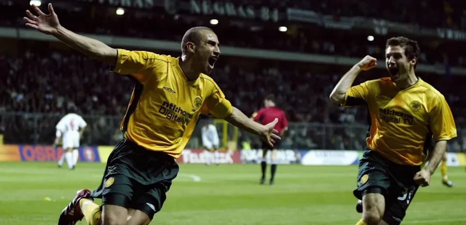 Jugadores celebrando un gol en un partido