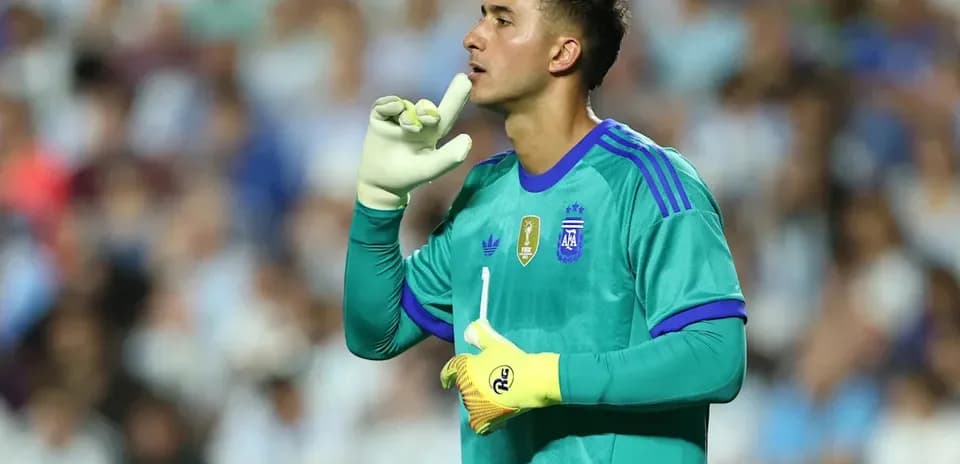 Portero argentino haciendo señal de silencio en el partido