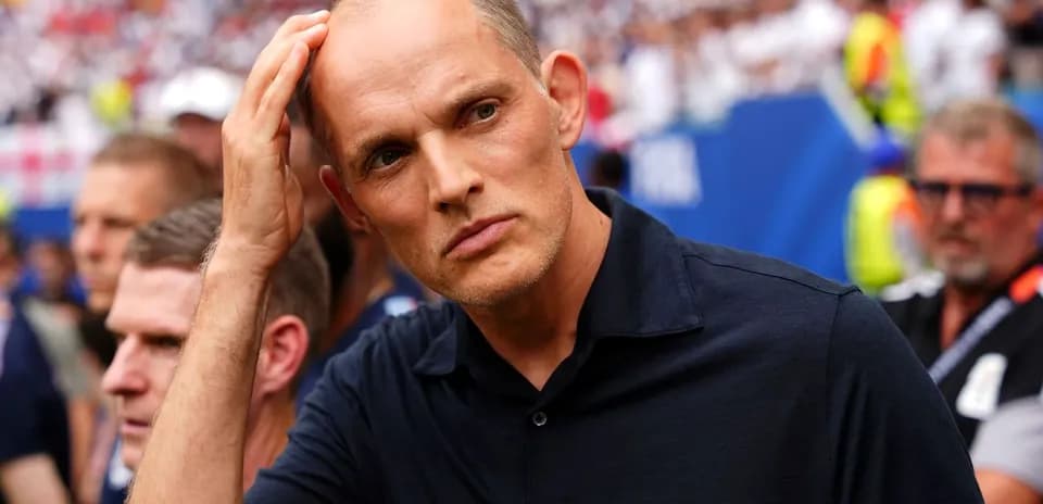 Entrenador observando el partido desde la banca