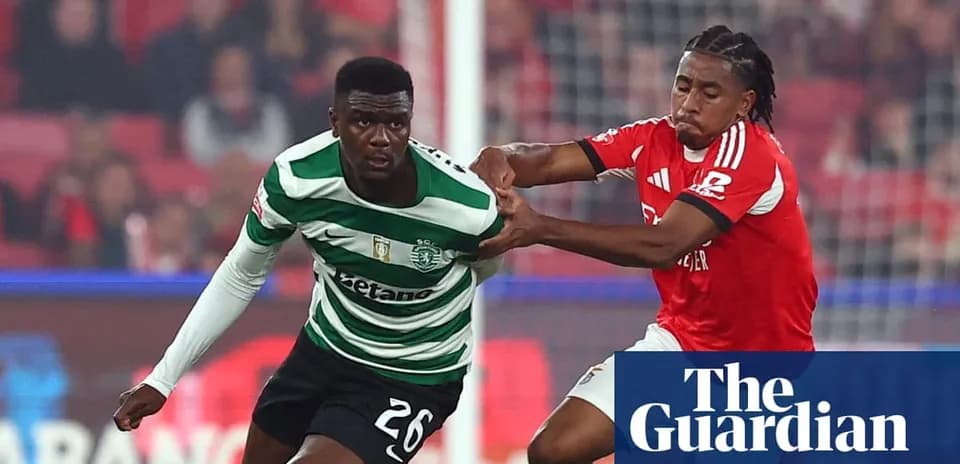 Jugador de Sporting y Benfica luchando por el balón