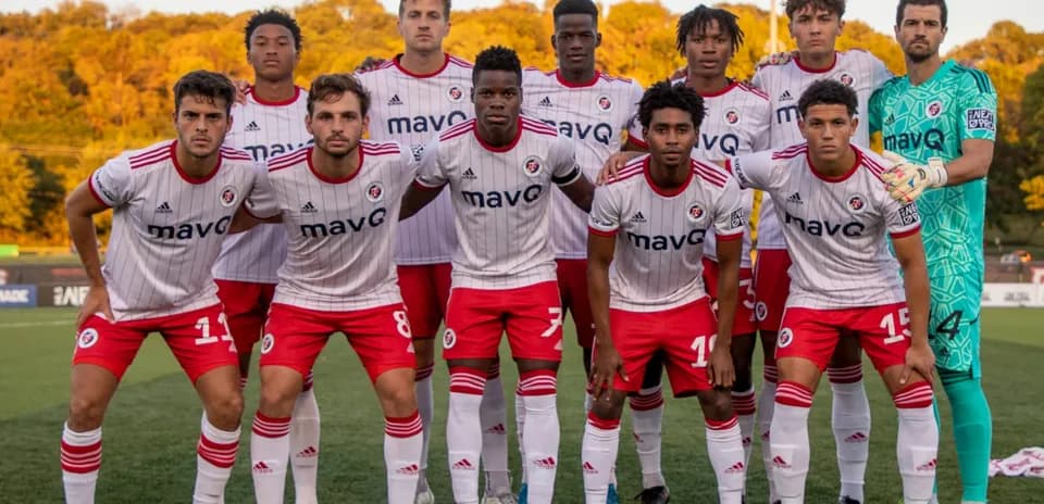 Equipo de North Texas en formación antes del partido