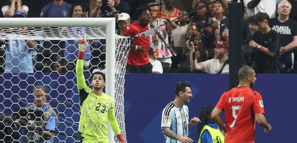 Portero levantando la mano, jugadores de Argentina en acción
