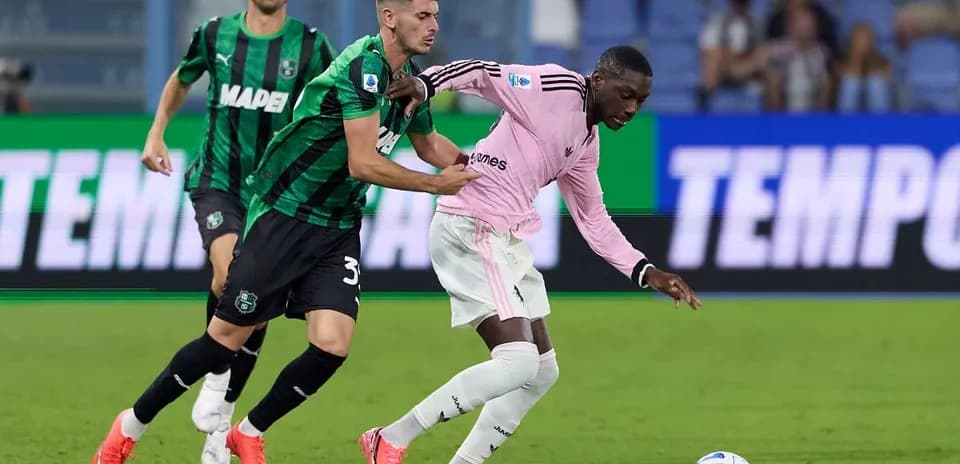 Jugadores de Sassuolo y Juventus en acción