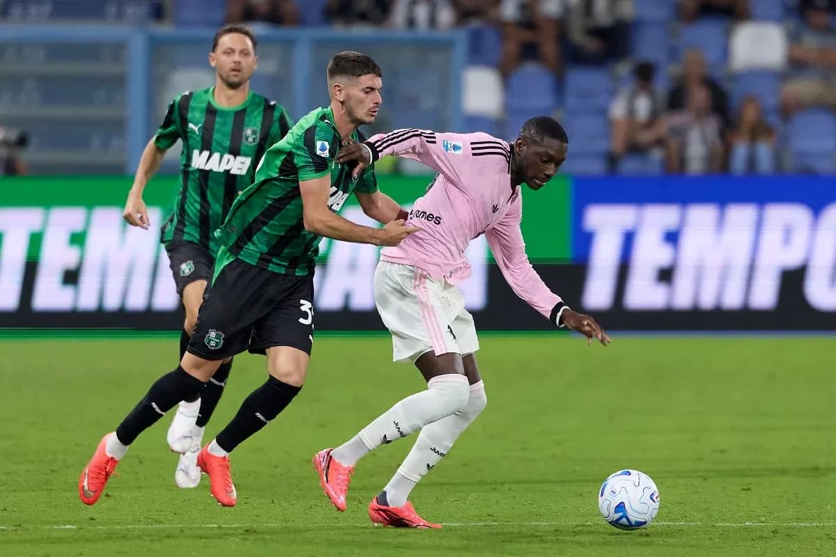 Jugadores de Sassuolo y Juventus en acción