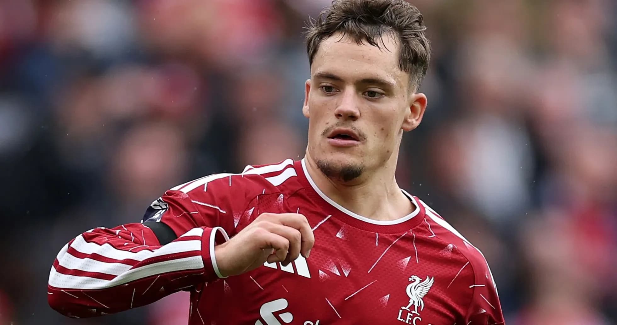 Jugador de Liverpool en acción durante el partido