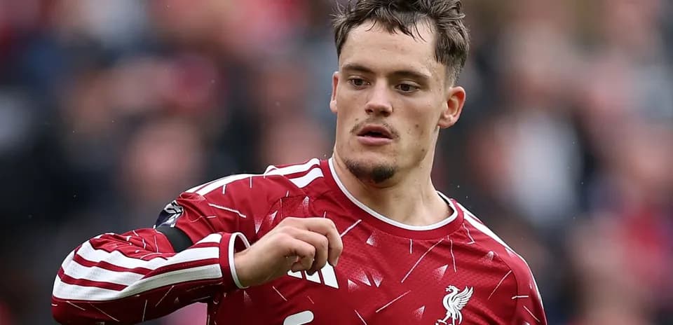 Jugador de Liverpool en acción durante el partido