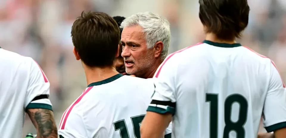 Entrenador hablando con jugadores durante el partido