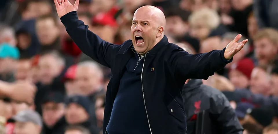Entrenador gesticulando durante un partido de fútbol