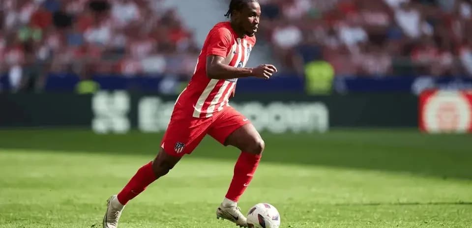 Jugador del Atlético de Madrid corriendo con el balón