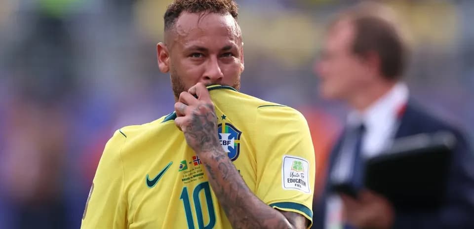 Neymar besándose la camiseta de Brasil en el campo